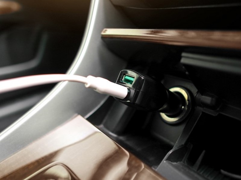 USB polnilec za avto za polnjenje mobilnih naprav