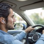 Kaj je dobro vedeti o uporabi slušalk za avto?