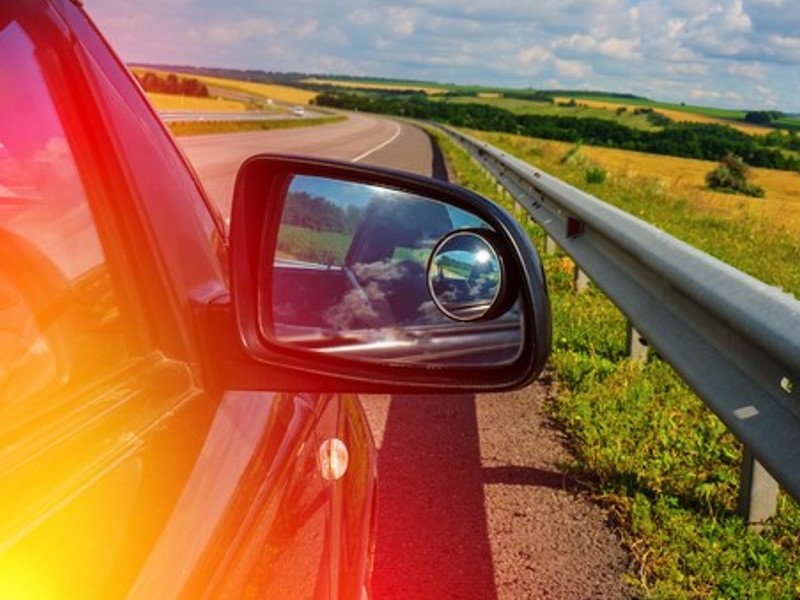 Ogledala za avto na sovoznikovi in na voznikovi strani