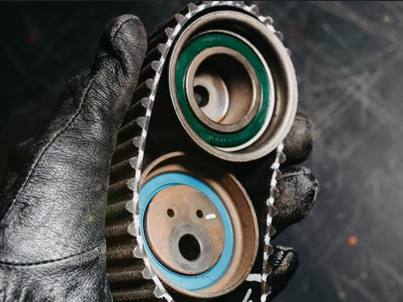 Zobati jermen za avto povezuje zgornji motor vozila s spodnjim motorjem. 